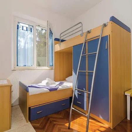 Three-bedroom Holiday In Mljet Sobra